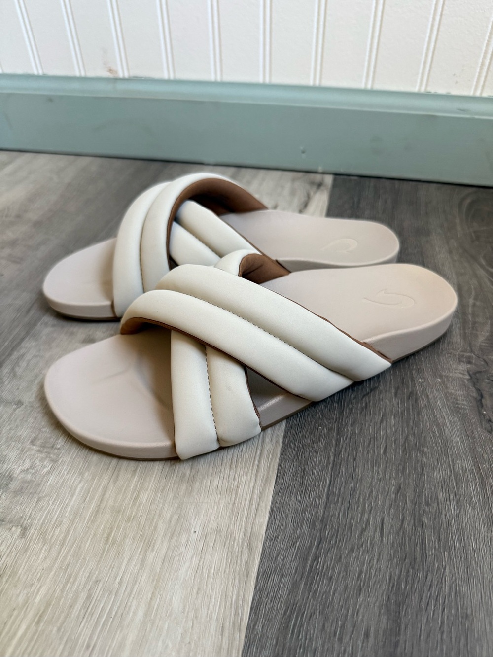 Olukai Hila Women 8 Cream Puffy Crisscross Slide Sandals Wet Grip Rubber
